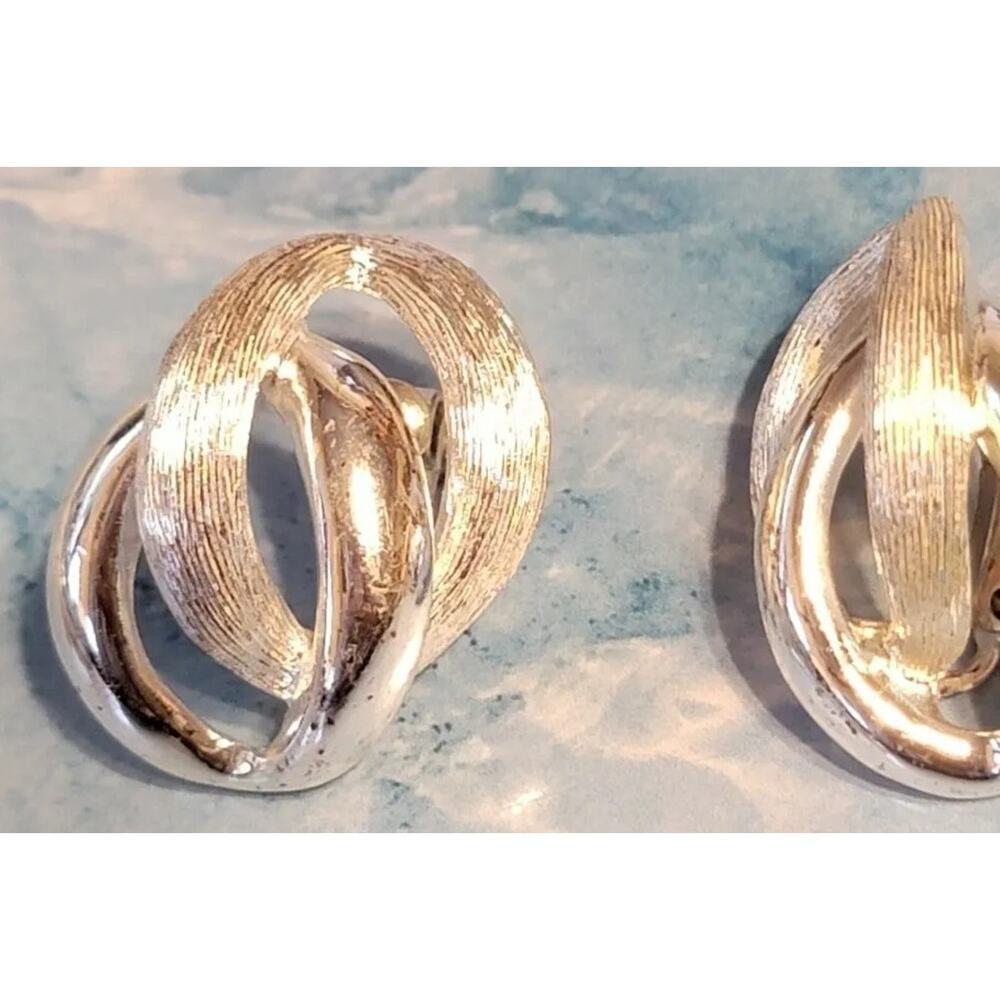 Vintage Napier‎ silver tone clip on earrings, designer jewelry sc-14